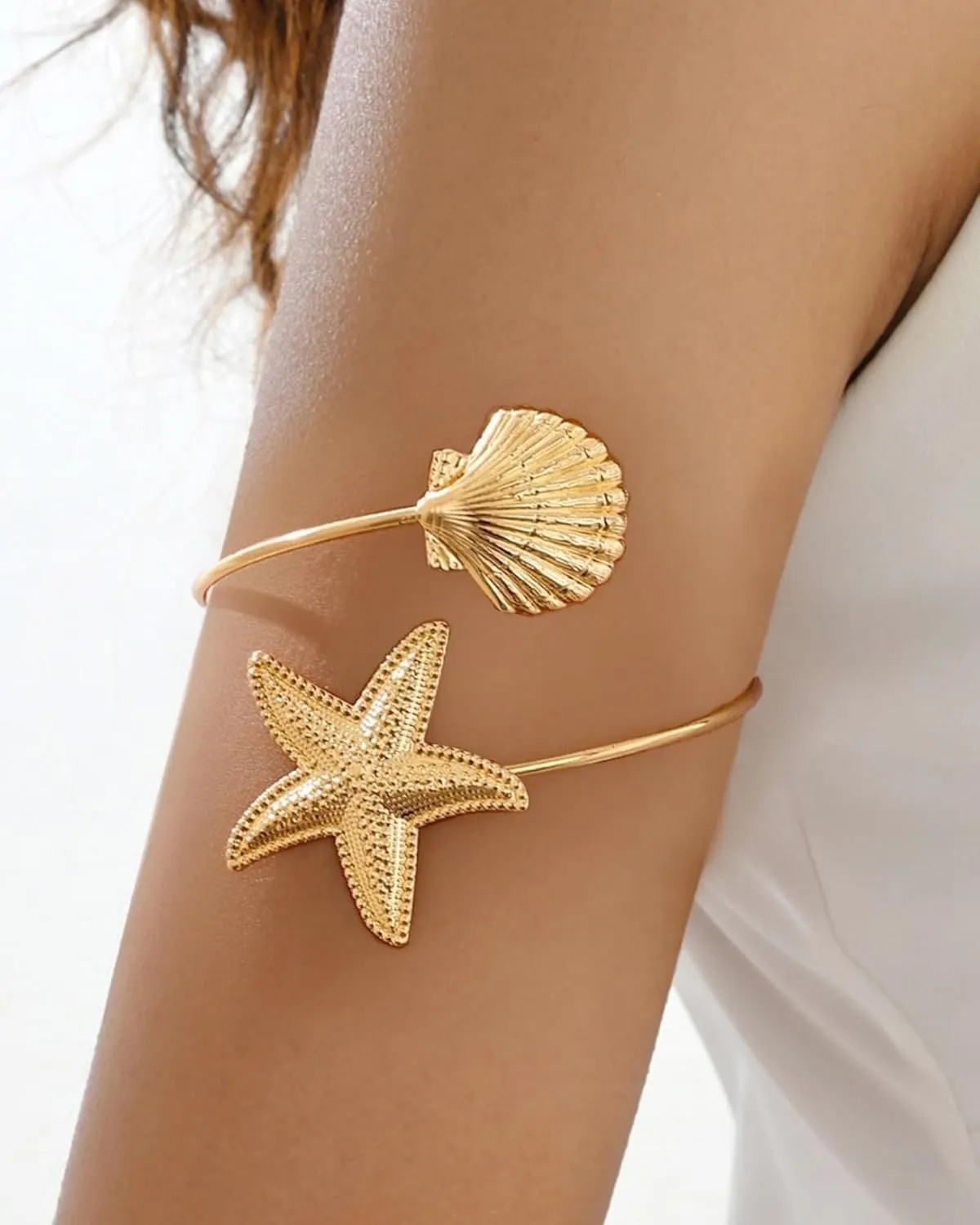 Gold Starfish Arm Cuff for Women Starfish Seashell Baroque Pearl Arm Cuff Upper Arm Trendy Gold Scallops Sea Star Bangle Armband Summer Beach Armlet Jewelry Accessories